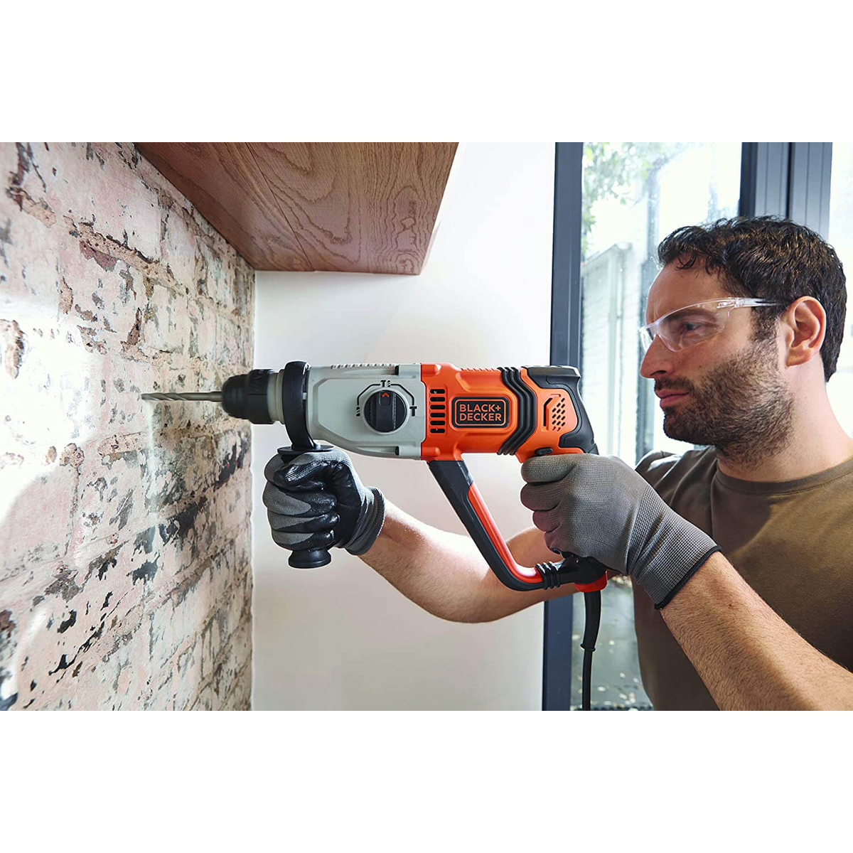 Перфоратор мережевий BLACK+DECKER, SDS-Plus, 800 Вт, 3.4 Дж, 0-5500 уд/хв,0-1200 об/мин, валіза, вага 5.36 кг BEHS02K
