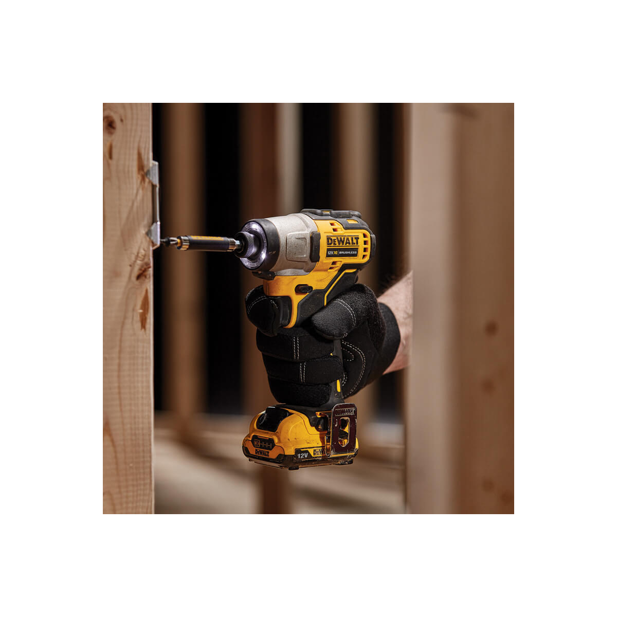 Набір з двох інструментів безщіткових DeWALT, 12 В XR Li-lon, 3 Аг, вага 5.1 кг, валіза, 2 акумулятори і зарядний пристрій DCK2110L2T