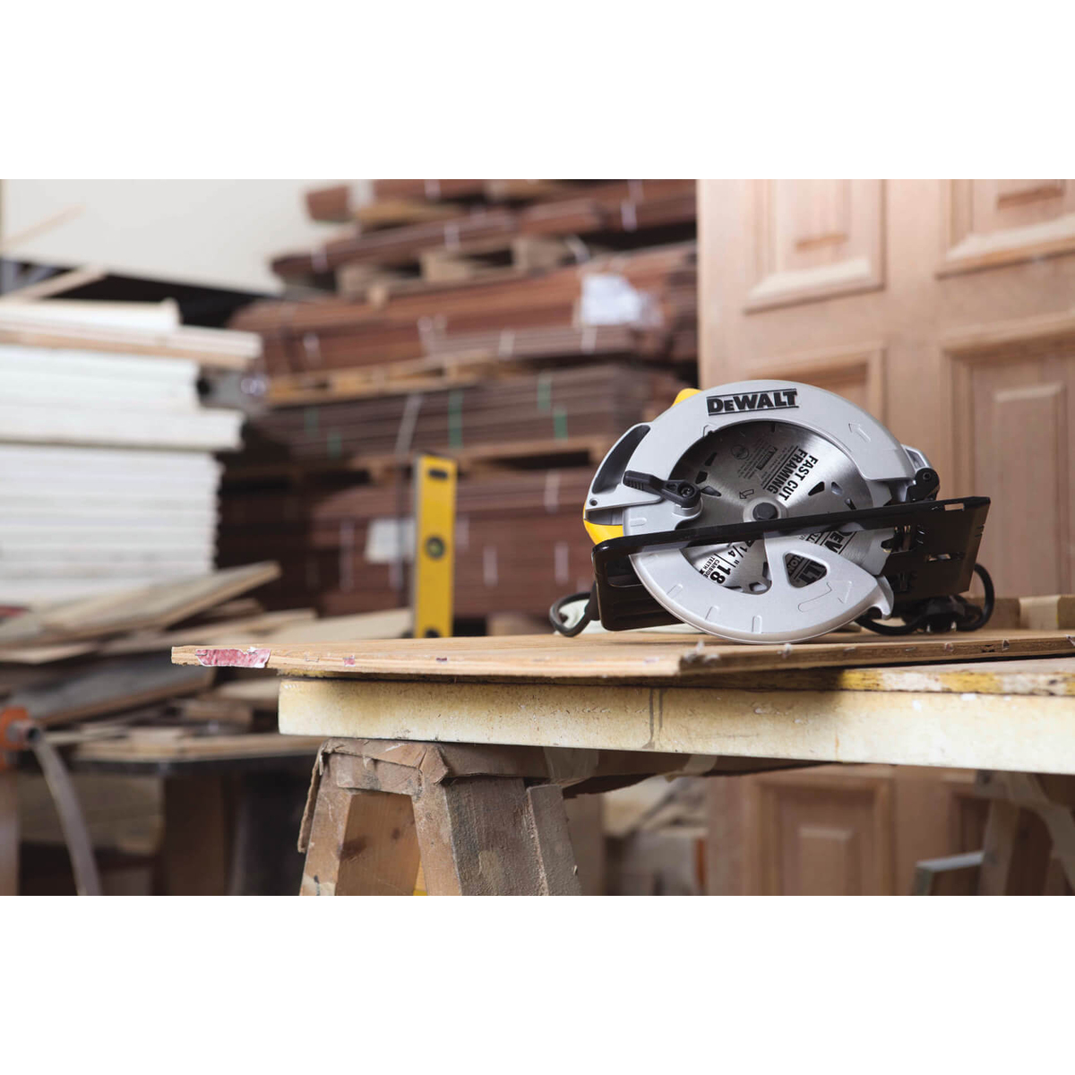 Пила дискова ручна мережева DeWALT, 1350 Вт, діаметр диска 184х16 мм, 5500 об/хв, вага 3.66 кг DWE560