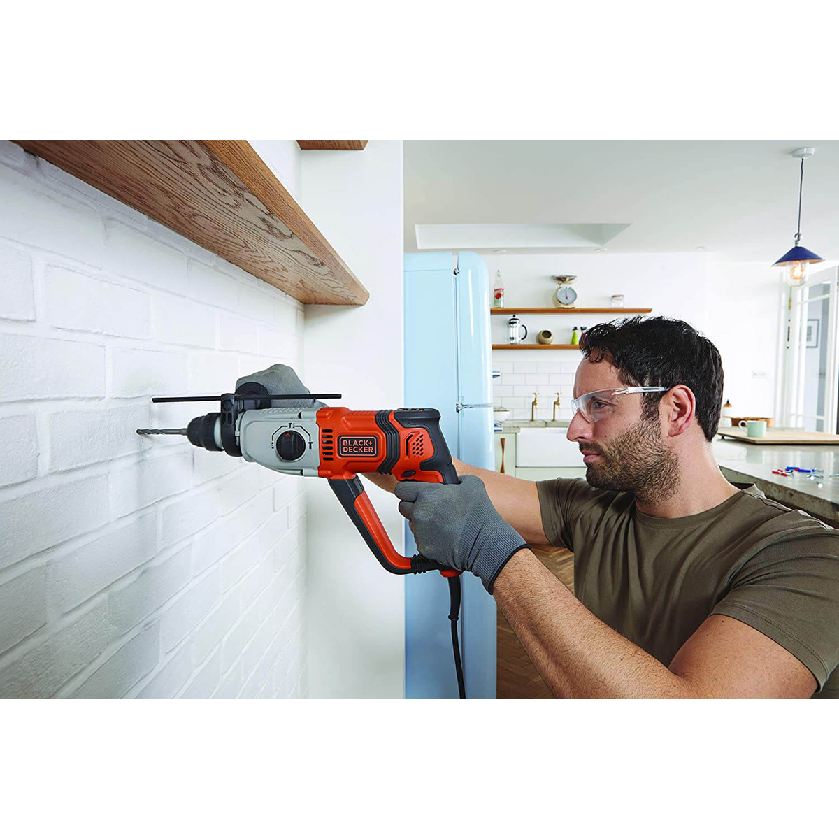 Перфоратор мережевий BLACK+DECKER, SDS-Plus, 800 Вт, 3.4 Дж, 0-5500 уд/хв,0-1200 об/мин, валіза, вага 5.36 кг BEHS02K