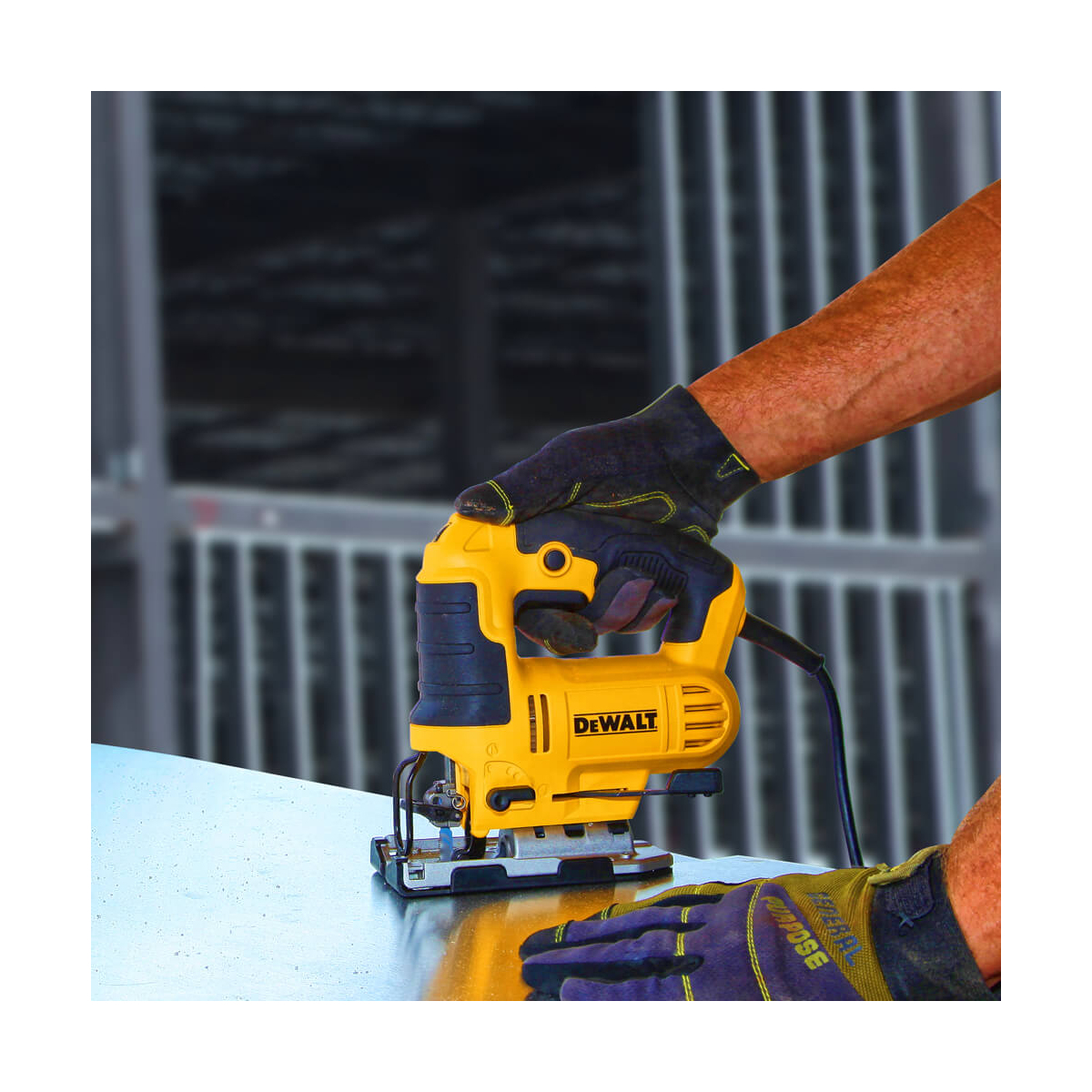 Пила лобзикова мережева DeWALT, 650 Вт, 500 - 3200 ход/хв, максимальна глибина пропилу (дерево) - 85 мм, вага 2.4 кг DWE349