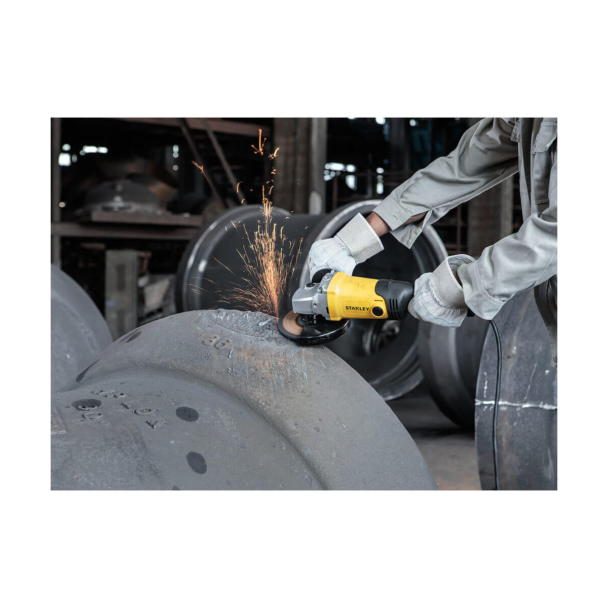 Шліфмашина кутова мережева STANLEY, 1400 Вт, d=150 мм, 9500 об/хв, вага 3.1 кг SGM146