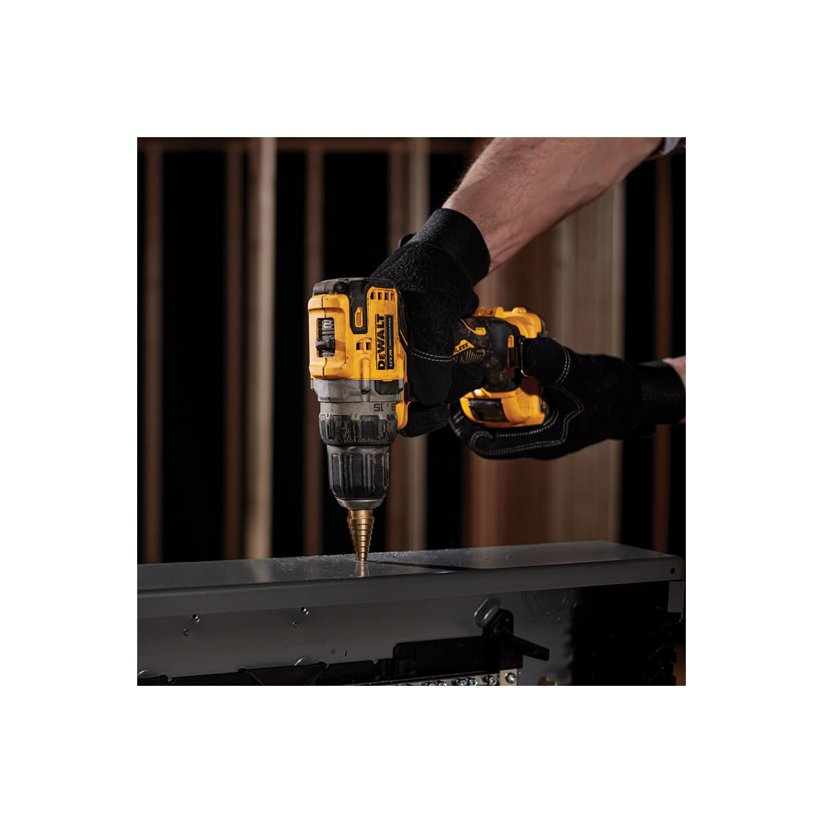 Набір з двох інструментів безщіткових DeWALT, 12 В XR Li-lon, 3 Аг, вага 5.1 кг, валіза, 2 акумулятори і зарядний пристрій DCK2110L2T