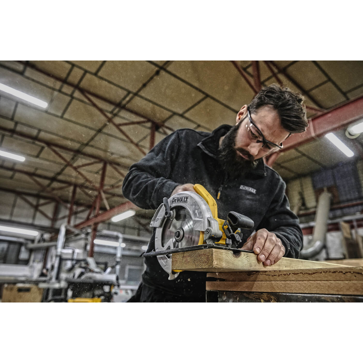 Пила дискова ручна мережева DeWALT, 1350 Вт, діаметр диска 184х16 мм, 5500 об/хв, вага 3.66 кг DWE560