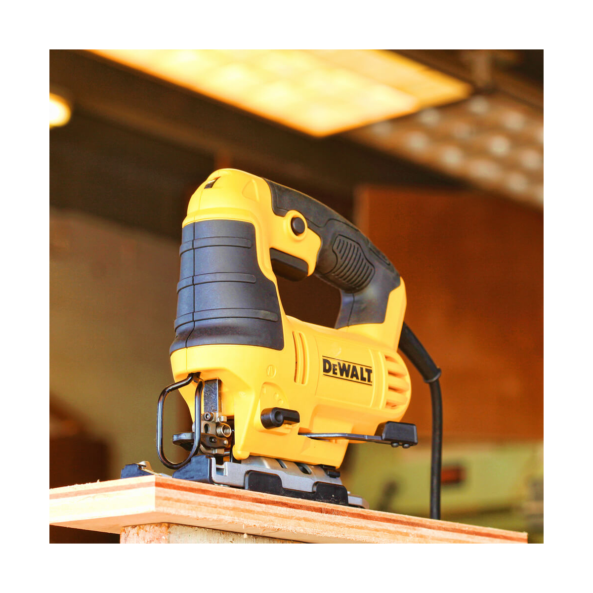 Пила лобзикова мережева DeWALT, 650 Вт, 500 - 3200 ход/хв, максимальна глибина пропилу (дерево) - 85 мм, вага 2.4 кг DWE349