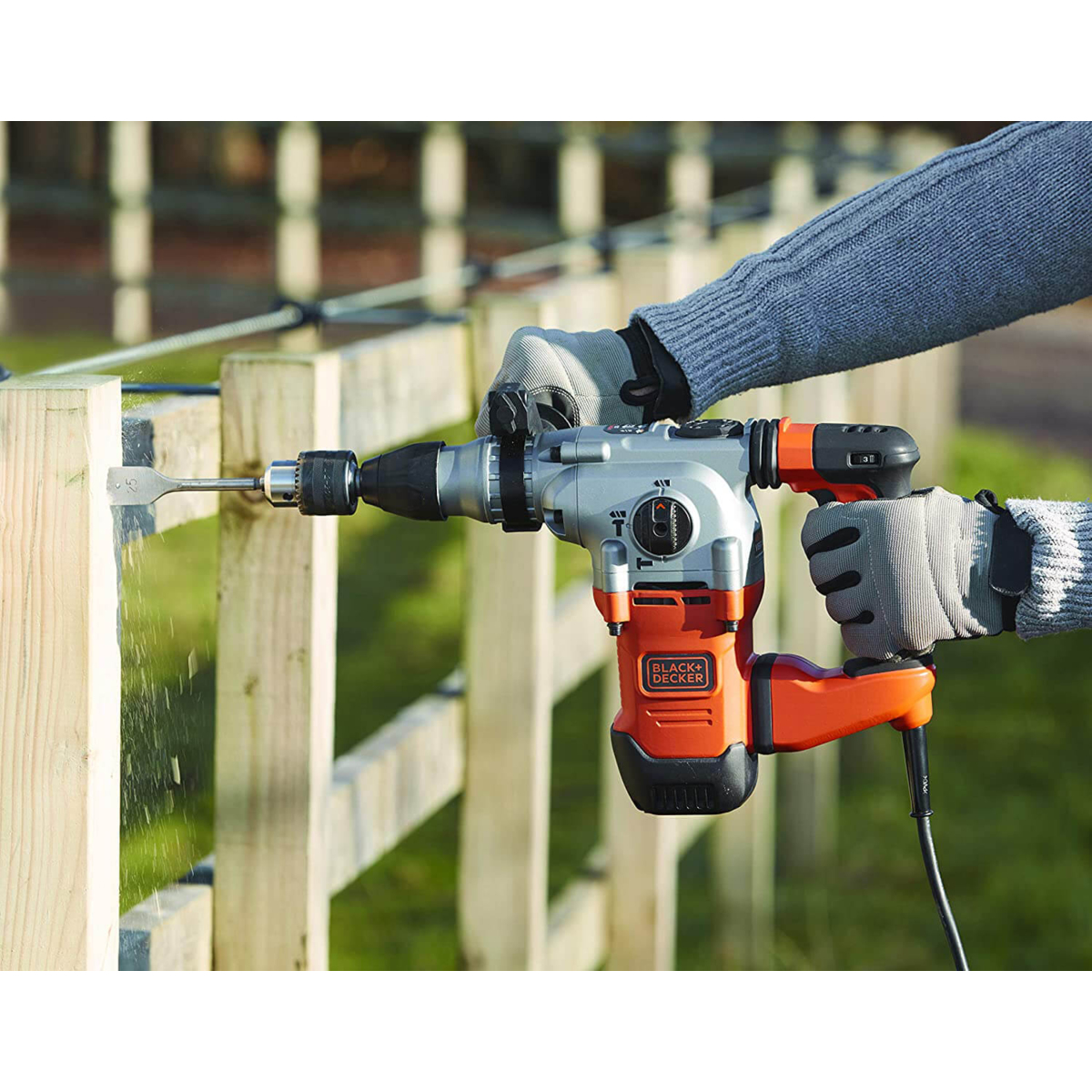Перфоратор мережевий BLACK+DECKER, SDS-Plus, 1250 Вт, 4.4 Дж, 0-4100 уд/хв,0-850 об/мин, валіза, вага 5.5 кг BEHS03K
