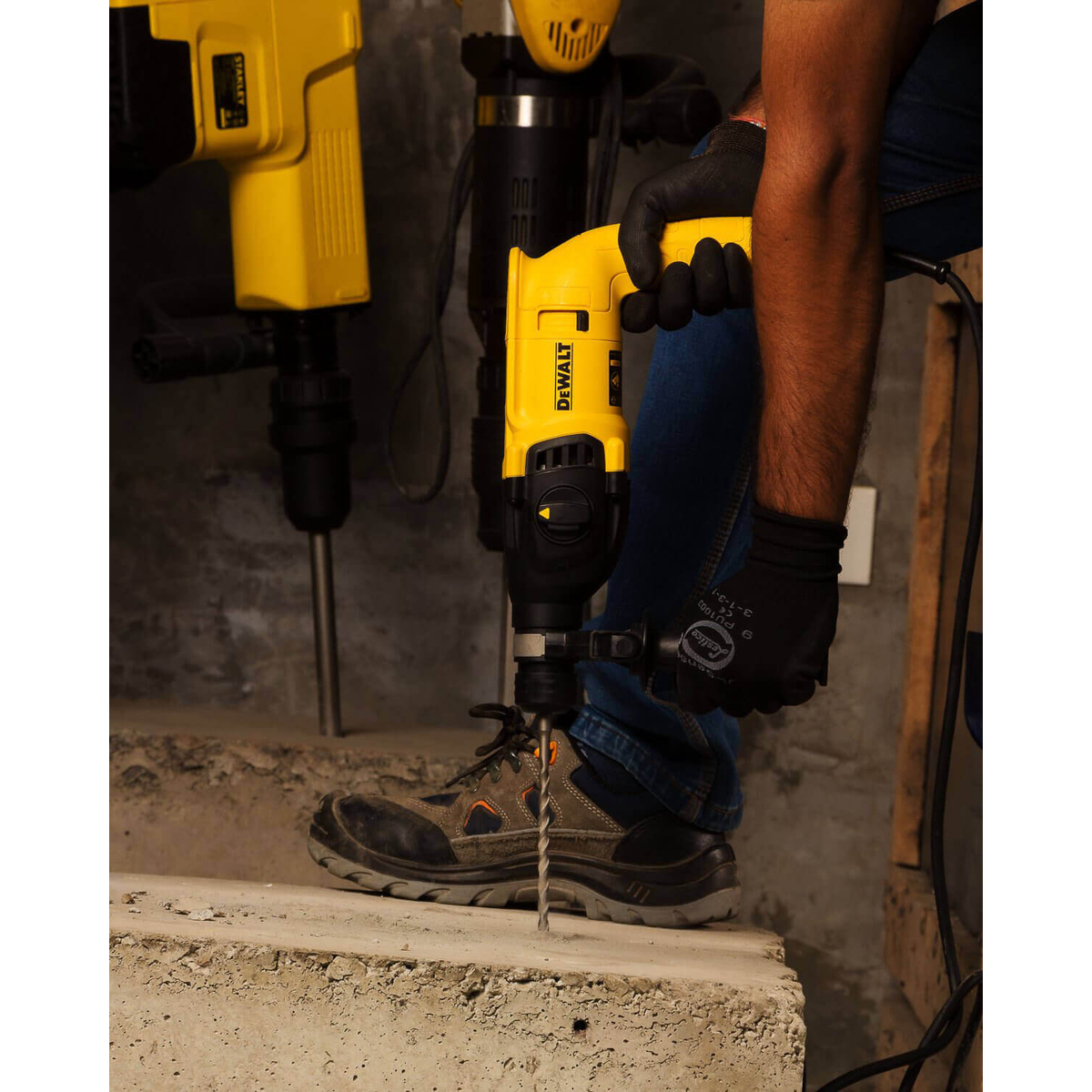 Перфоратор мережевий DeWALT, SDS-Plus, 800 Вт, 2.6 Дж, 3 режими, 0-5500 уд/хв, 0-1500 об/хв, валіза, вага 2.6 кг D25133K