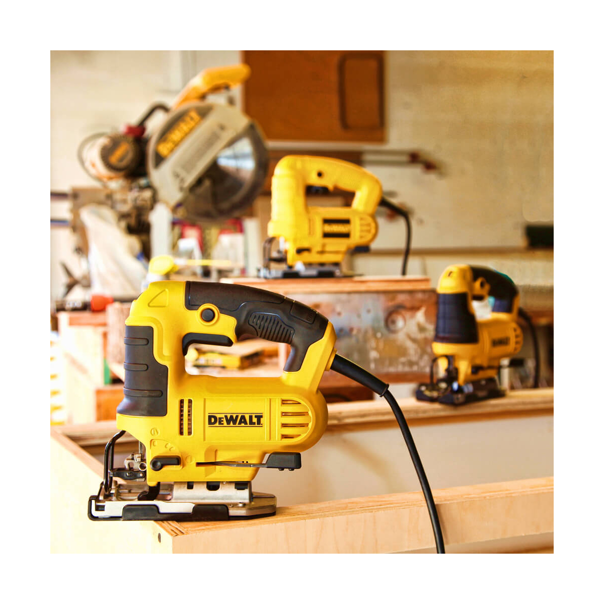 Пила лобзикова мережева DeWALT, 650 Вт, 500 - 3200 ход/хв, максимальна глибина пропилу (дерево) - 85 мм, вага 2.4 кг DWE349