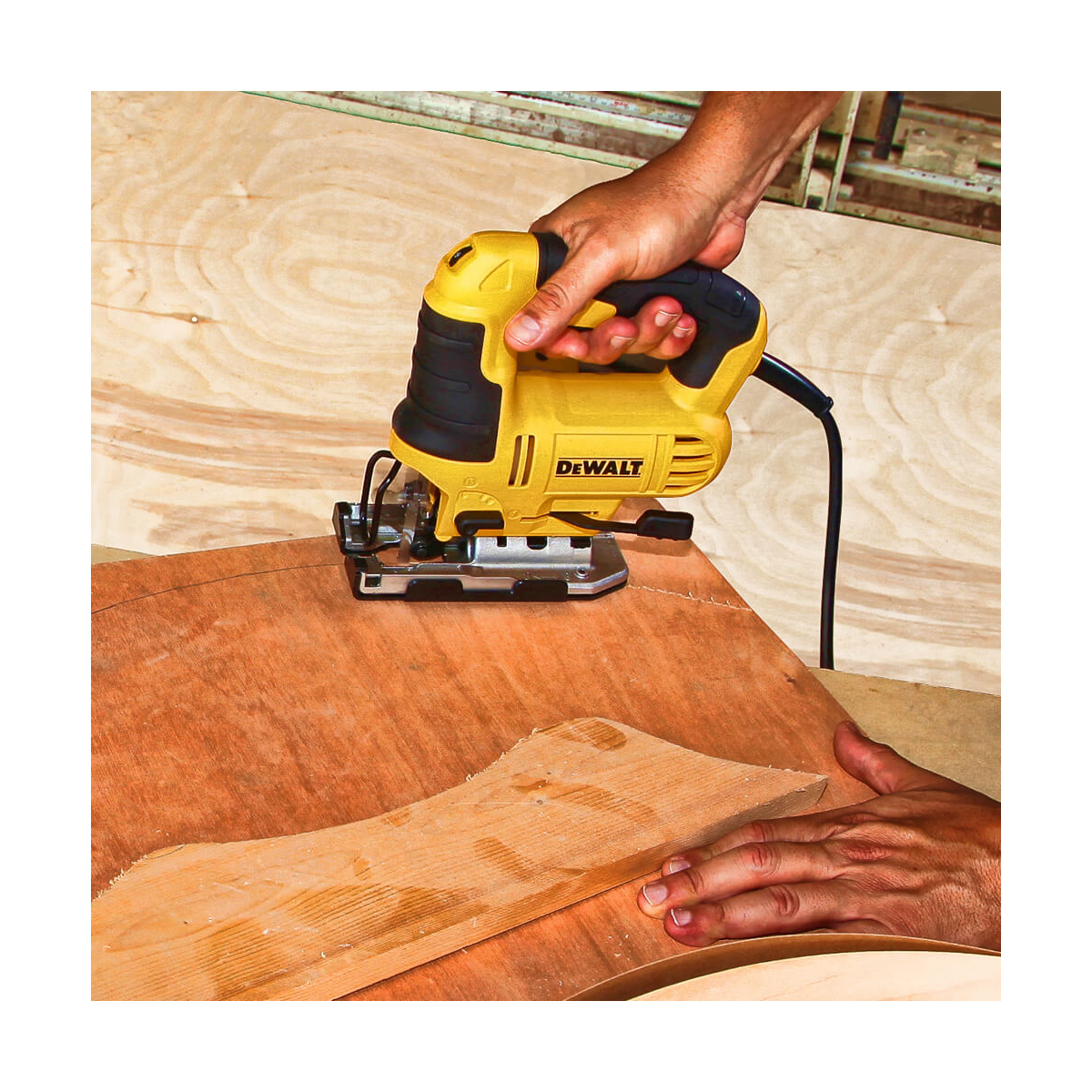 Пила лобзикова мережева DeWALT, 650 Вт, 500 - 3200 ход/хв, максимальна глибина пропилу (дерево) - 85 мм, вага 2.4 кг DWE349