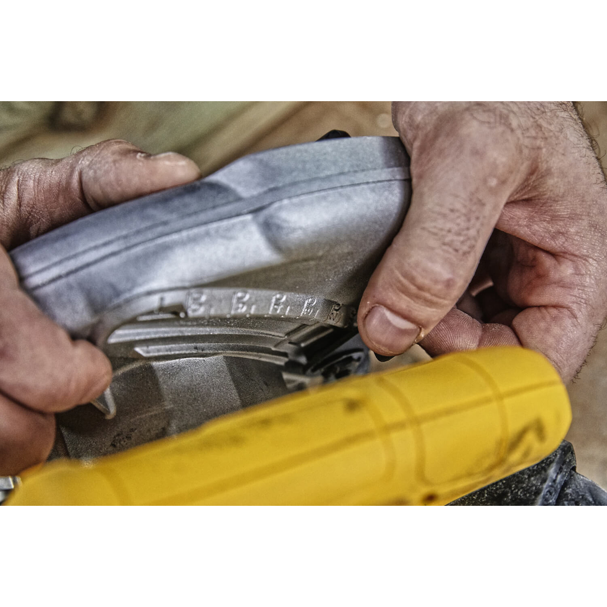 Пила дискова ручна мережева DeWALT, 1350 Вт, діаметр диска 184х16 мм, 5500 об/хв, вага 3.66 кг DWE560